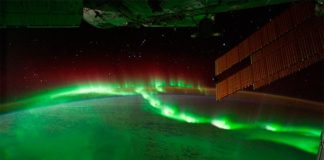 Descubiertos algunos misterios de las auroras, gracias a la misión THEMIS de la NASA Cuentas de auroras vistas desde la Estación Espacial Internacional, 17 de septiembre de 2011 (ID de fotograma: ISS029-E-6012). Crédito: NASA