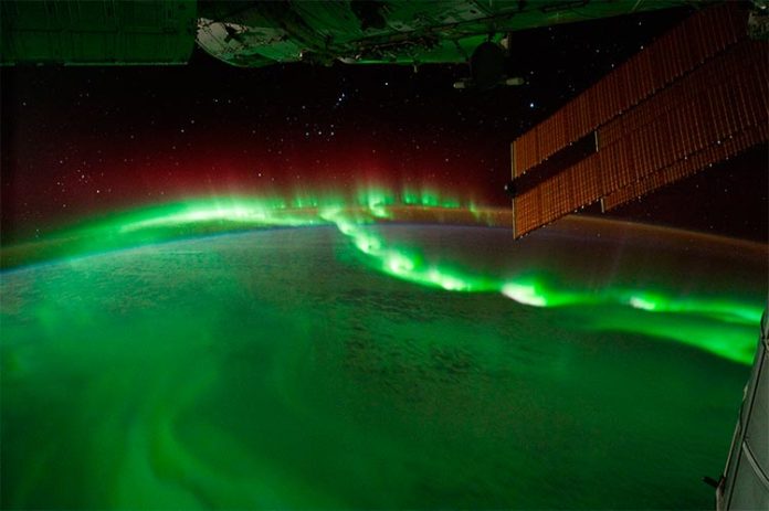 Cuentas de auroras vistas desde la Estación Espacial Internacional, 17 de septiembre de 2011 (ID de fotograma: ISS029-E-6012). Crédito: NASA