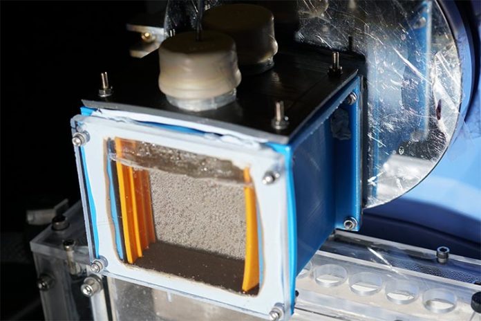 Dispositivo inalámbrico produce combustible limpio a partir de luz solar, dióxido de carbono y agua.