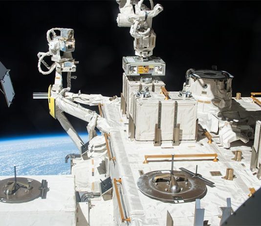 Según un estudio, una bacteria podría sobrevivir al viaje de la Tierra a Marte El experimento de exposición bacteriana tuvo lugar de 2015 a 2018 utilizando la Instalación Expuesta ubicada en el exterior de Kibo, el Módulo Experimental Japonés de la Estación Espacial Internacional. Crédito: JAXA / NASA