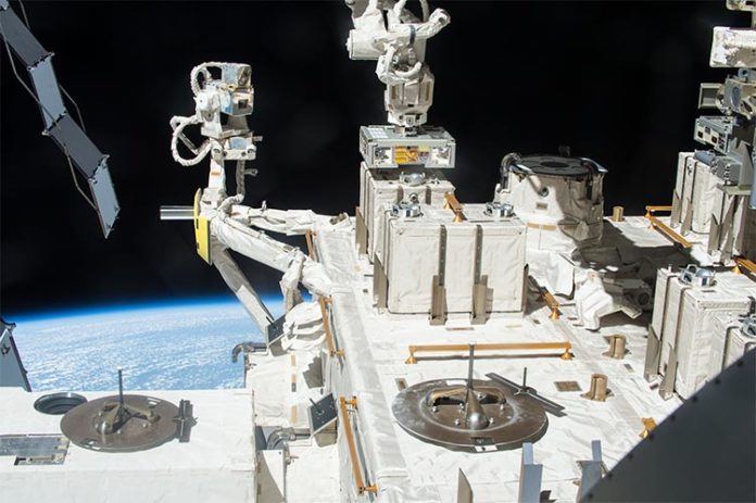 El experimento de exposición bacteriana tuvo lugar de 2015 a 2018 utilizando la Instalación Expuesta ubicada en el exterior de Kibo, el Módulo Experimental Japonés de la Estación Espacial Internacional. Crédito: JAXA / NASA