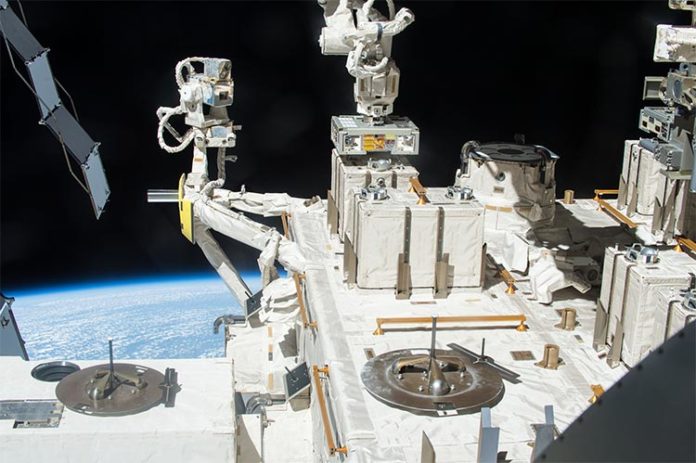 El experimento de exposición bacteriana tuvo lugar de 2015 a 2018 utilizando la Instalación Expuesta ubicada en el exterior de Kibo, el Módulo Experimental Japonés de la Estación Espacial Internacional. Crédito: JAXA / NASA El experimento de exposición bacteriana tuvo lugar de 2015 a 2018 utilizando la Instalación Expuesta ubicada en el exterior de Kibo, el Módulo Experimental Japonés de la Estación Espacial Internacional. Crédito: JAXA / NASA