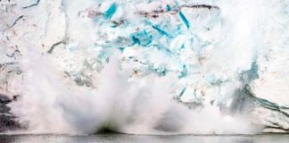 Deshielo récord en Groenlandia: el nivel del mar sigue subiendo Hielo de Groenlandia desprendiéndose al mar