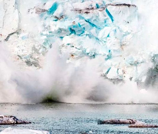 Deshielo récord en Groenlandia: el nivel del mar sigue subiendo Hielo de Groenlandia desprendiéndose al mar