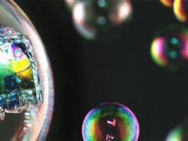 Desarrollan paneles solares ultrafinos impresos con inyección de tinta Estos paneles solares ultrafinos totalmente impresos son lo suficientemente ligeros y flexibles como para descansar sobre la superficie de una pompa de jabón. Crédito: 2020 KAUST; Anastasia Serin