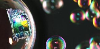 Desarrollan paneles solares ultrafinos impresos con inyección de tinta Estos paneles solares ultrafinos totalmente impresos son lo suficientemente ligeros y flexibles como para descansar sobre la superficie de una pompa de jabón. Crédito: 2020 KAUST; Anastasia Serin