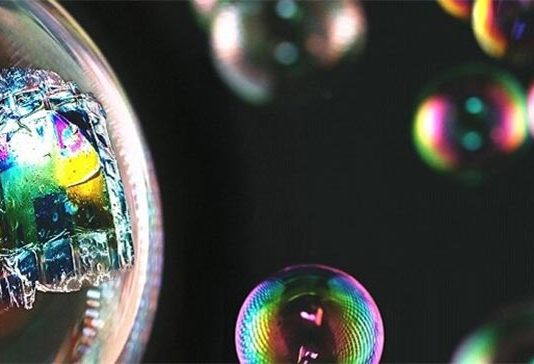 Desarrollan paneles solares ultrafinos impresos con inyección de tinta Estos paneles solares ultrafinos totalmente impresos son lo suficientemente ligeros y flexibles como para descansar sobre la superficie de una pompa de jabón. Crédito: 2020 KAUST; Anastasia Serin