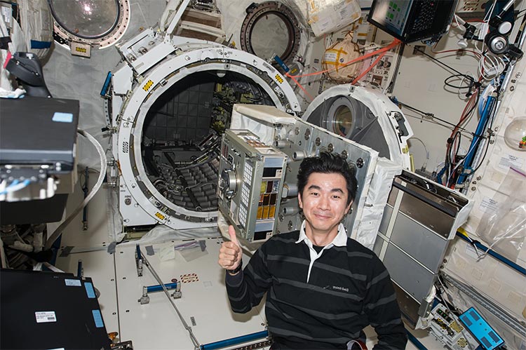 El astronauta japonés Sr. Yugi instaló el módulo de experimentos de exposición ExHAM en la Estación Espacial Internacional. Crédito: JAXA / NASA