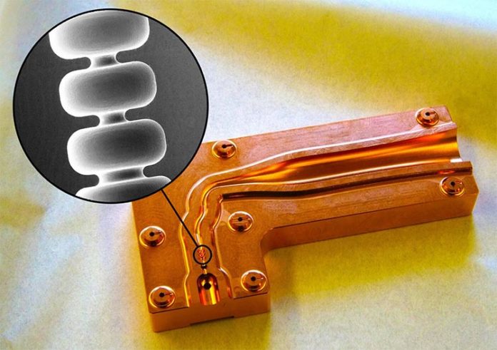 Los científicos de SLAC han inventado una estructura de acelerador de cobre que podría hacer que los futuros aceleradores de partículas y láseres de rayos X para radioterapia sean más compactos Los científicos de SLAC han inventado una estructura de acelerador de cobre que podría hacer que los futuros aceleradores de partículas y láseres de rayos X para radioterapia sean más compactos