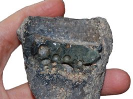 Arqueología: El acero al cromo se fabricó por primera vez en la antigua Persia Escoria de crisol adherida al interior de un tiesto de crisol para la fabricación de acero al cromo