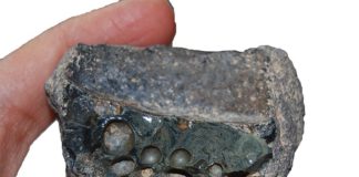 Arqueología: El acero al cromo se fabricó por primera vez en la antigua Persia Escoria de crisol adherida al interior de un tiesto de crisol para la fabricación de acero al cromo