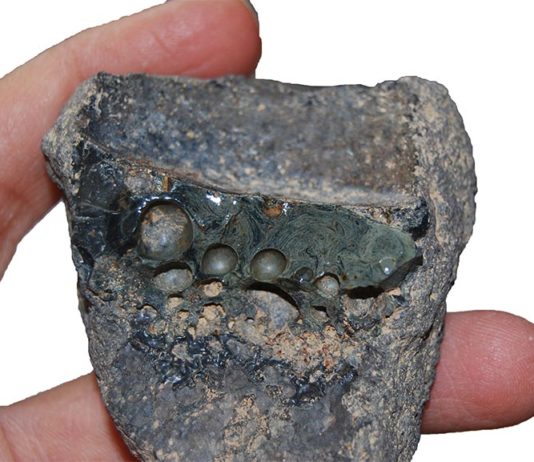 Arqueología: El acero al cromo se fabricó por primera vez en la antigua Persia Escoria de crisol adherida al interior de un tiesto de crisol para la fabricación de acero al cromo