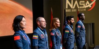 «Away», de Andrew Hinderaker: Una serie espacial con mucho peso dramático Fotograma de la serie Away de Netflix
