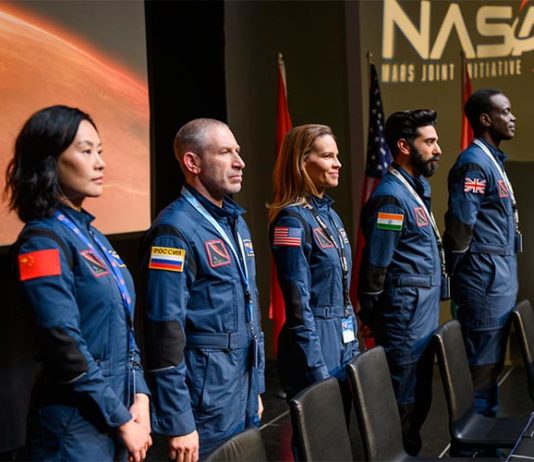 «Away», de Andrew Hinderaker: Una serie espacial con mucho peso dramático Fotograma de la serie Away de Netflix