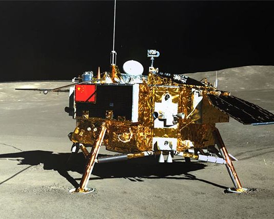 Primeras mediciones de los peligrosos niveles de radiación en la luna La sonda lunar Chang'e-4, fotografiada desde el rover Yutu-2