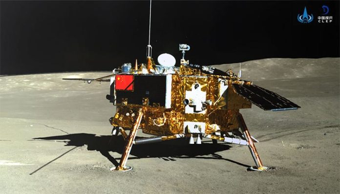 La sonda lunar Chang'e-4, fotografiada desde el rover Yutu-2