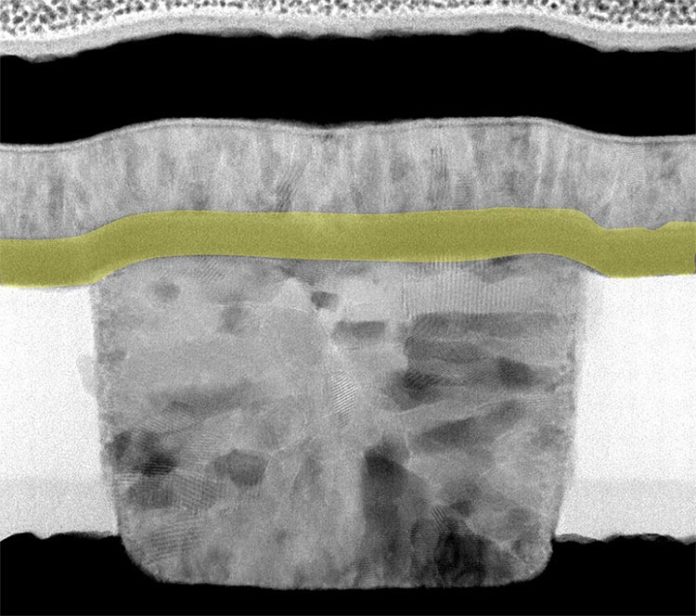 Micrografía electrónica de la neurona artificial (nanodispositivo). La capa de dióxido de niobio (amarilla) confiere al dispositivo un comportamiento similar al de una neurona