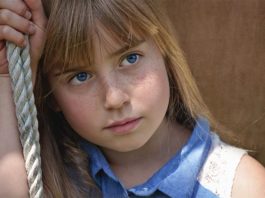 Oftalmólogos advierten que el sol y el cloro pueden provocar lesiones en los ojos Niña