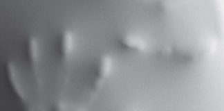 Alexis Ravelo vuelve a las librerías con Un tío con una bolsa en la cabeza, publicada por Ediciones Siruela