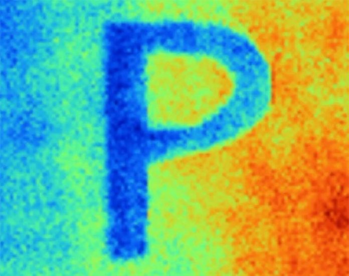 Esta imagen infrarroja muestra que el patrón P pintado con la pintura de enfriamiento radiativo Purdue es mucho más frío que el fondo pintado con pintura comercial