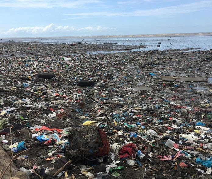 Playa de Panamá llena de contaminación plástica