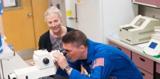 Nueva investigación sobre los efectos en la salud de los vuelos espaciales La profesora Susan Bailey y el Dr. Kjell Lindgren, astronauta de la NASA durante el estudio sobre efectos en la salud de los vuelos espaciales