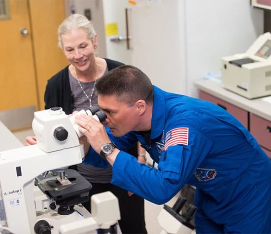 Nueva investigación sobre los efectos en la salud de los vuelos espaciales La profesora Susan Bailey y el Dr. Kjell Lindgren, astronauta de la NASA durante el estudio sobre efectos en la salud de los vuelos espaciales