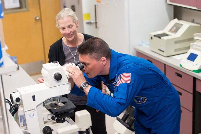 La profesora Susan Bailey y el Dr. Kjell Lindgren, astronauta de la NASA durante el estudio sobre efectos en la salud de los vuelos espaciales