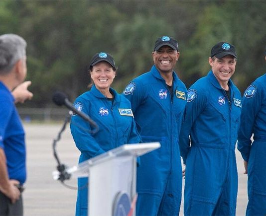 SpaceX trasladará este sábado a cuatro astronautas a la Estación Espacial Internacional Los astronautas de la NASA Shannon Walker, Victor Glover y Mike Hopkins, y el astronauta japonés Soichi Noguchi