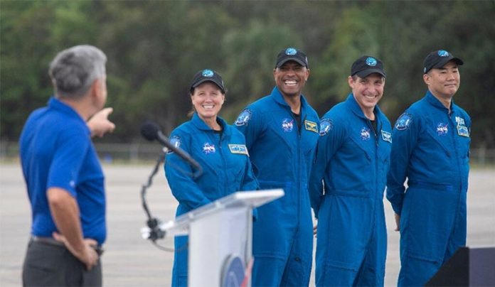 Los astronautas de la NASA Shannon Walker, Victor Glover y Mike Hopkins, y el astronauta japonés Soichi Noguchi