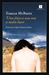 Portada de Una chica es una cosa a medio hacer, de Eimear McBride