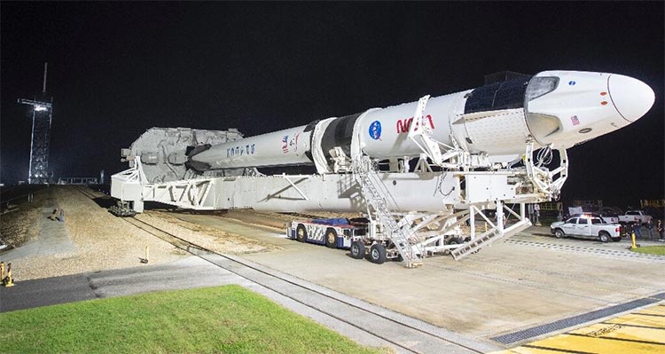 Un cohete SpaceX Falcon 9 con la cápsula Crew Dragon en el Centro Espacial Kennedy