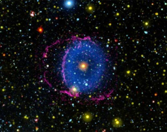 La Nebulosa del Anillo Azul: El destino de las estrellas binarias Investigación sobre la misteriosa Nebulosa del Anillo Azul, compuesta por gas hidrógeno en expansión (azul) que se expande desde una estrella central, que es el núcleo remanente de una fusión estelar