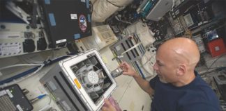 La minería en órbita podría ayudar a la exploración profunda del espacio Minería en órbita: El astronauta Luca Parmitano coloca reactores de biominería en una centrífuga a bordo de la Estación Espacial Internacional