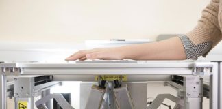 La tecnología de rayos T abre la puerta al tratamiento de la piel personalizado Una demostración de cómo se puede utilizar el equipo de rayos T para escanear la piel de una persona y conseguir un tratamiento de la piel personalizado