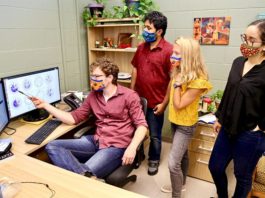 Cómo los virus gigantes alimentan la evolución de las algas Virus gigantes... De izquierda a derecha: Frank Aylward, Mohammad 'Monir' Moniruzzaman, Alaina Weinheimer, Carolina Alejandra Martínez Gutiérrez