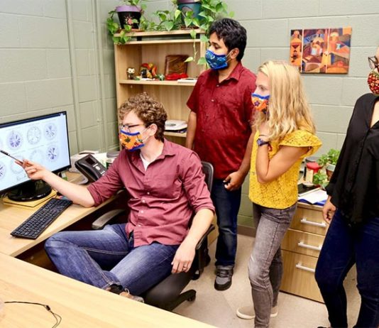 Cómo los virus gigantes alimentan la evolución de las algas Virus gigantes... De izquierda a derecha: Frank Aylward, Mohammad 'Monir' Moniruzzaman, Alaina Weinheimer, Carolina Alejandra Martínez Gutiérrez