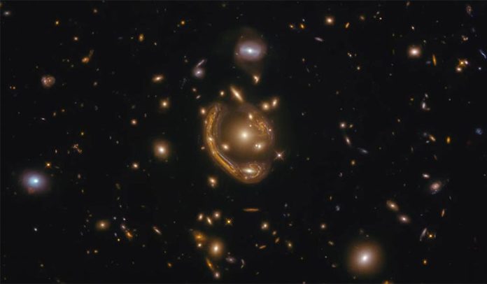 El Hubble captura un anillo de Einstein: el Anillo Fundido