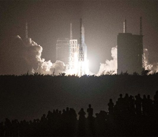 Una sonda china está recolectando muestras lunares tras aterrizar Muestras lunares: Un cohete Long March 5 que lleva la sonda lunar Chang'e-5 de China se lanza desde el Centro Espacial Wenchang en la isla de Hainan en el sur de China en noviembre de 2020