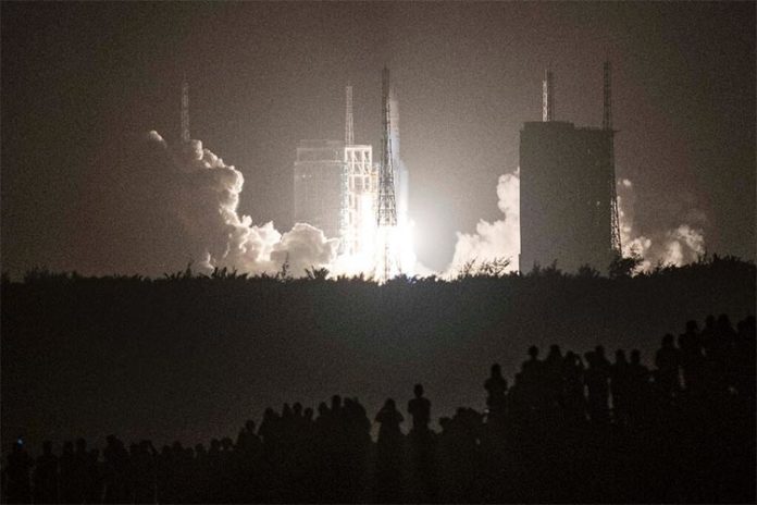 Muestras lunares: Un cohete Long March 5 que lleva la sonda lunar Chang'e-5 de China se lanza desde el Centro Espacial Wenchang en la isla de Hainan en el sur de China en noviembre de 2020
