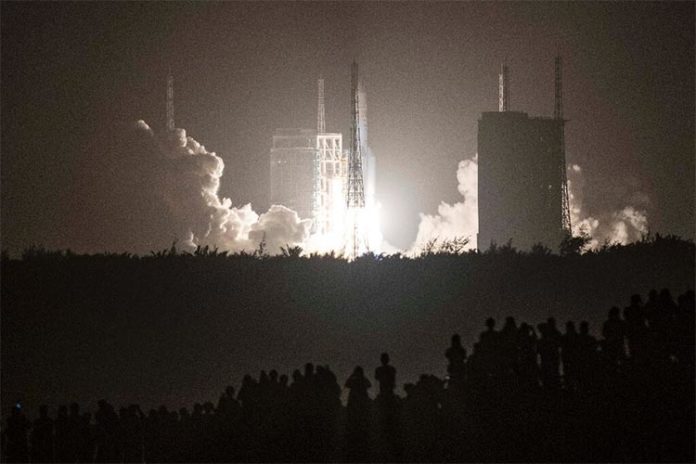 Muestras lunares: Un cohete Long March 5 que lleva la sonda lunar Chang'e-5 de China se lanza desde el Centro Espacial Wenchang en la isla de Hainan en el sur de China en noviembre de 2020 Muestras lunares: Un cohete Long March 5 que lleva la sonda lunar Chang'e-5 de China se lanza desde el Centro Espacial Wenchang en la isla de Hainan en el sur de China en noviembre de 2020