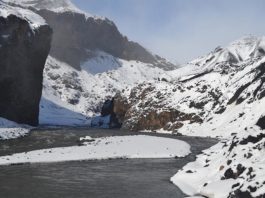 Confirman cómo se sustenta la vida basada en el hidrógeno bajo los glaciares Corriente de agua de deshielo primaria que emana del glaciar Kötlujökull, Islandia, donde se estudia la vida basada en el hidrógeno