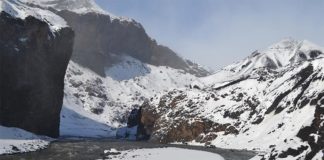 Confirman cómo se sustenta la vida basada en el hidrógeno bajo los glaciares Corriente de agua de deshielo primaria que emana del glaciar Kötlujökull, Islandia, donde se estudia la vida basada en el hidrógeno