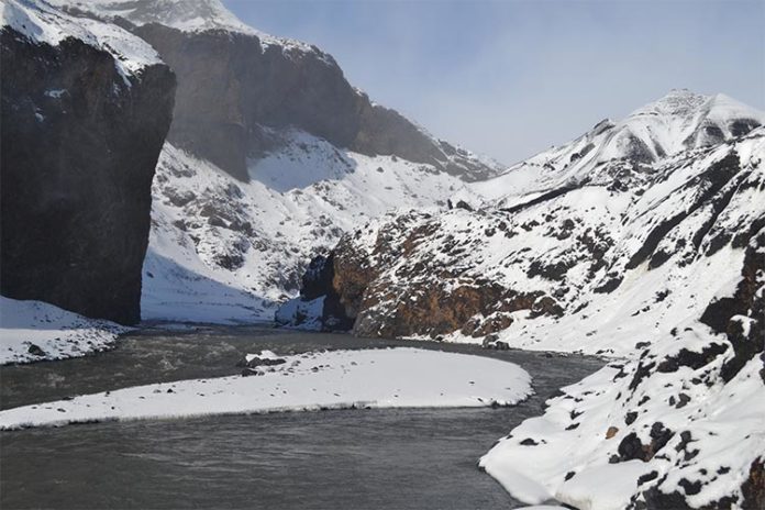 Corriente de agua de deshielo primaria que emana del glaciar Kötlujökull, Islandia, donde se estudia la vida basada en el hidrógeno