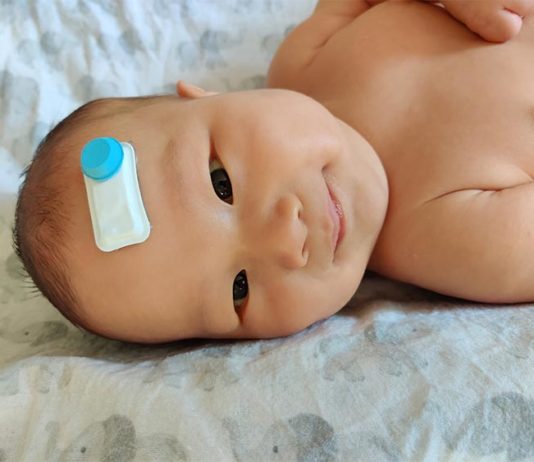 Desarrollan un pequeño sensor de oxigenación cerebral para bebés prematuros Philip, con el sensor para bebés prematuros que mide la oxigenación cerebral