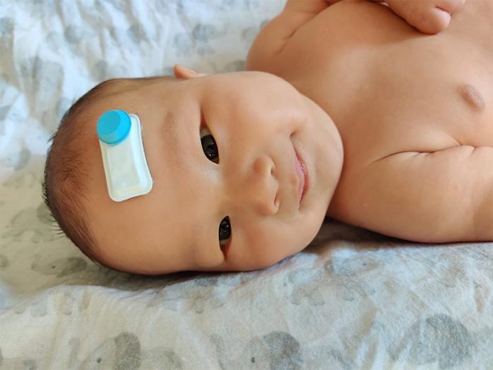 Philip, con el sensor para bebés prematuros que mide la oxigenación cerebral