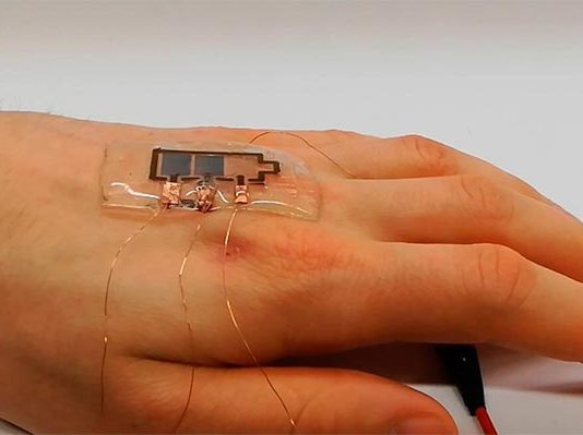 Investigadores desarrollan una pantalla impresa biodegradable y flexible Gracias a su flexibilidad y adherencia, la pantalla impresa biodegradable se puede poner directamente en la piel
