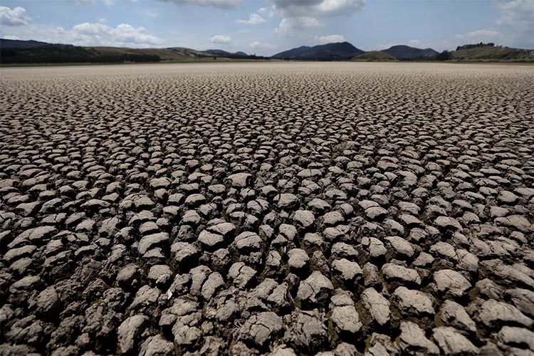 En esta fotografía de archivo del 17 de febrero de 2021, el lecho de la laguna de Suesca se encuentra seco y agrietado, en Suesca, Colombia, después de años de muy poca lluvia