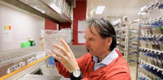 Nueva proteína podría revertir el desgaste muscular severo, también el de la edad El profesor Peter Currie investiga el desgaste muscular en la instalación de pez cebra de la Universidad de Monash