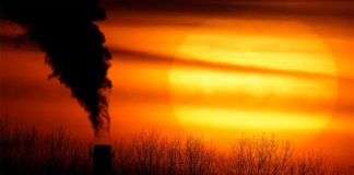 Dramático informe ONU: Se necesitan grandes cambios en la sociedad para conservar la naturaleza En esta fotografía de archivo del 1 de febrero de 2021, las emisiones de una central eléctrica de carbón se recortan contra el sol poniente en Independence, Missouri. Un informe de las Naciones Unidas publicado el jueves 18 de febrero de 2021 drhits que los humanos están convirtiendo a la Tierra en un planeta roto y cada vez más inhabitable debido al cambio climático, la pérdida de biodiversidad y la contaminación